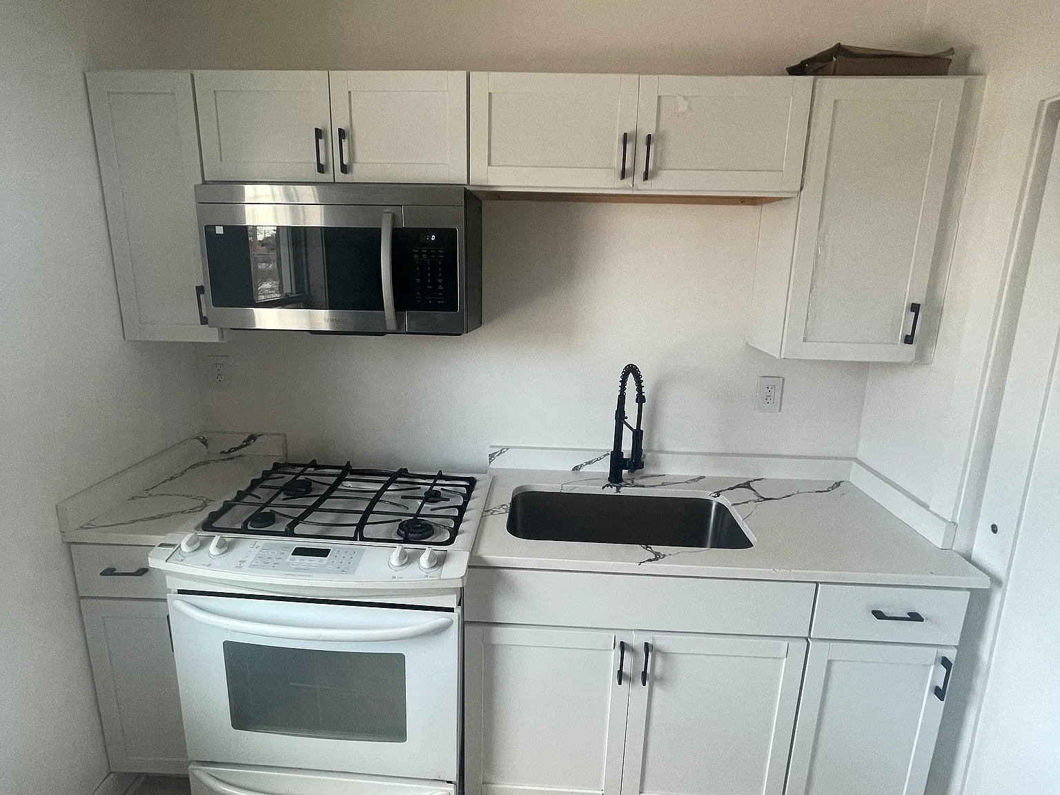 3 bed, 1000 sqft, $1,400 — Photo 2