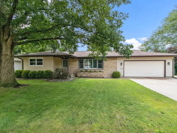 1812 W Rugby Rd, Janesville, WI 53545