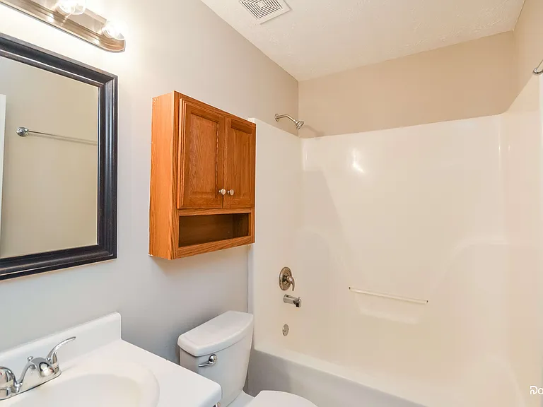 300 Claremont Dr — Photo 8