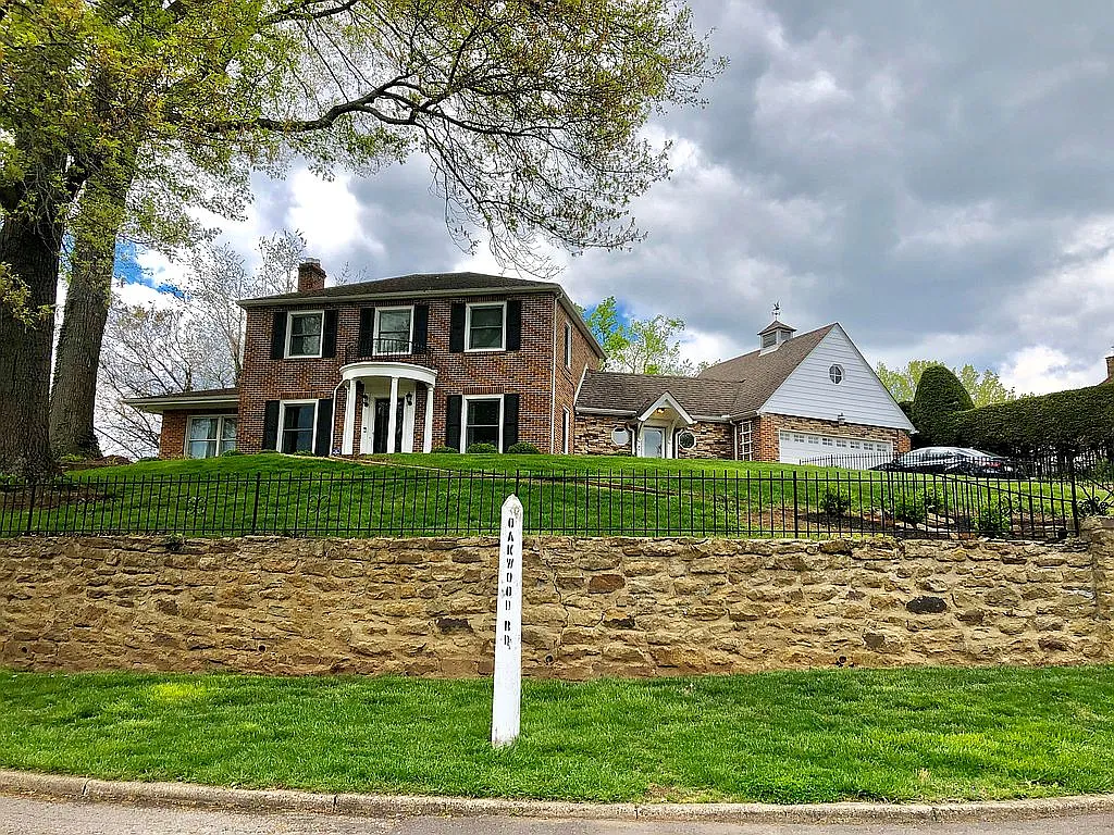 92 Oakwood Rd photo 1
