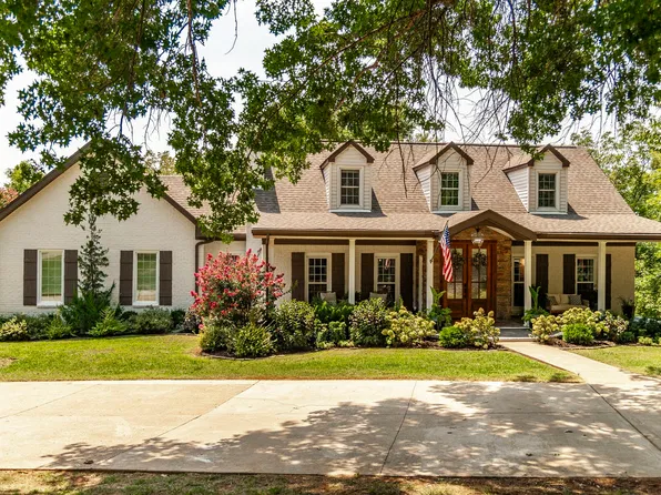 1048 Hillview Dr, Hendersonville, TN 37075