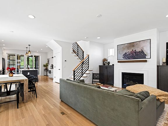 5th image of 325 Grand Ave