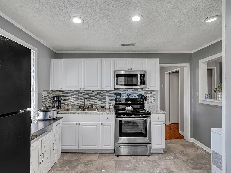 2211 Hawthorne St — Photo 4