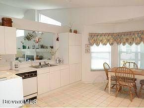 2nd image of 875 Oakwood Dr