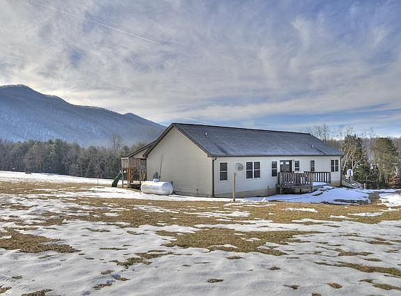 4th image of 200 Fox Hill Ln