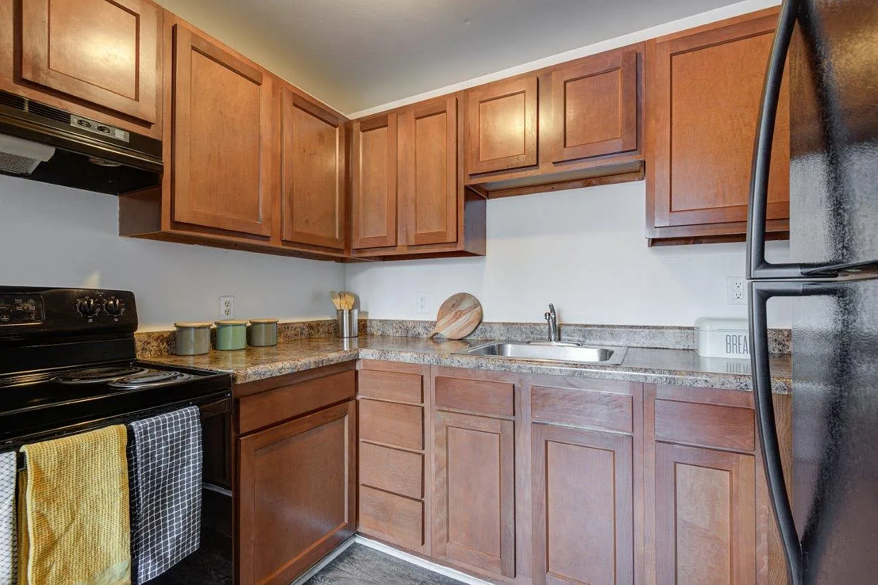 Dixon Manor Apartment Homes — Photo 2