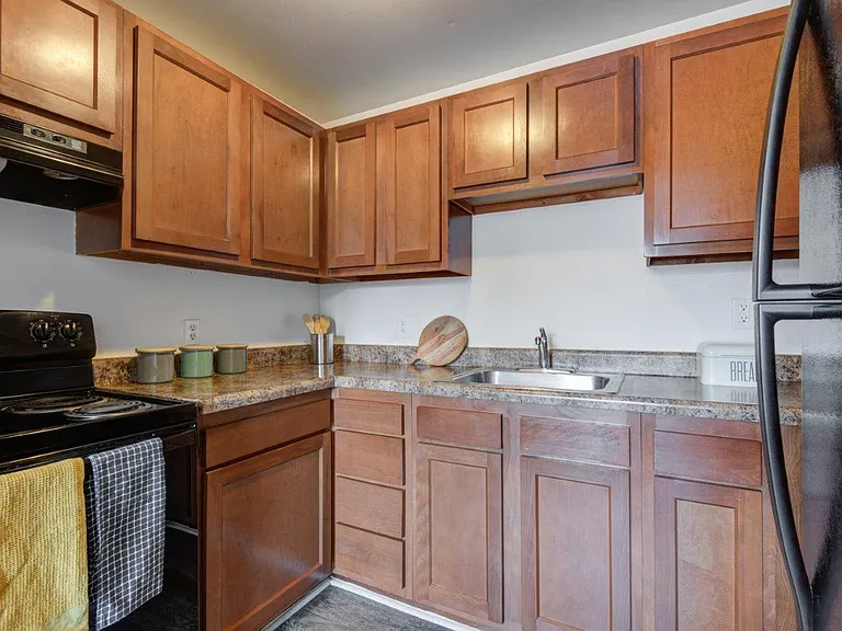 Dixon Manor Apartment Homes — Photo 2