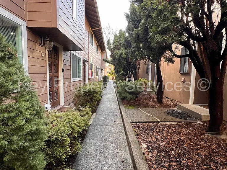 607 R St — Photo 3
