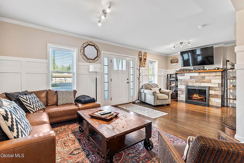 4th image of 21 Saratoga Avenue