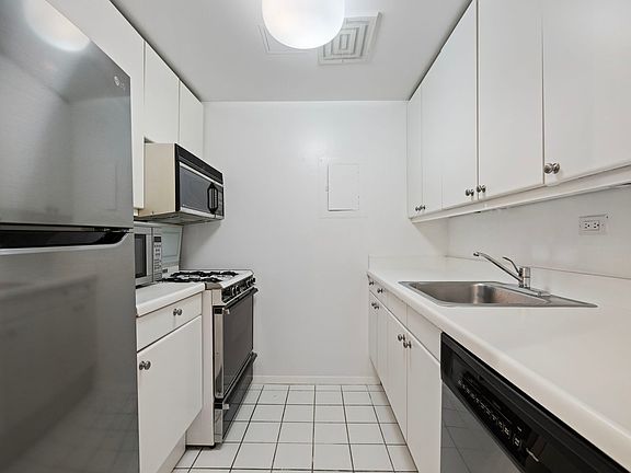 5th image of 106 Central Park S APT 4C
