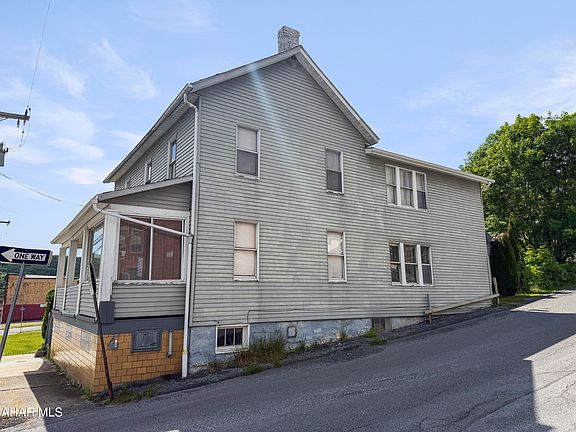 2nd image of 1015 Roberts St