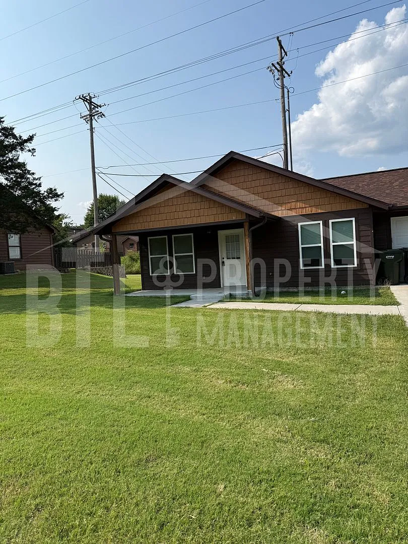 Beautiful 3 Bedroom Home with Fenced Yard in Hollister — Photo 2
