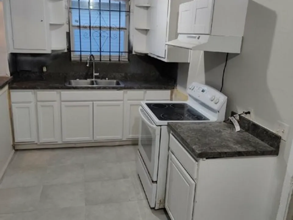 1663 W 34th St