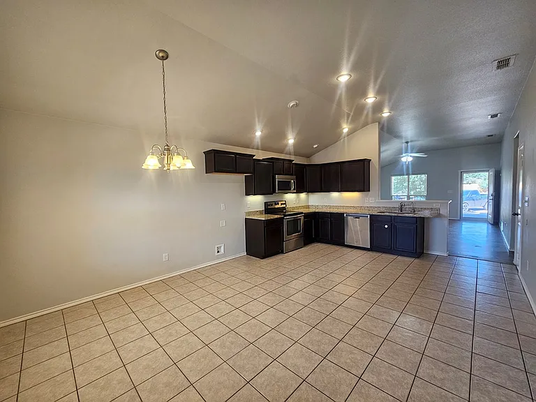 916 Mays Dr — Photo 6