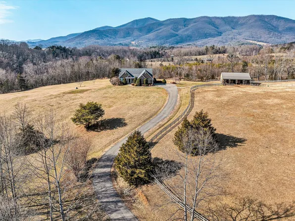 323 Deerberry Ln, Boones Mill, VA 24065