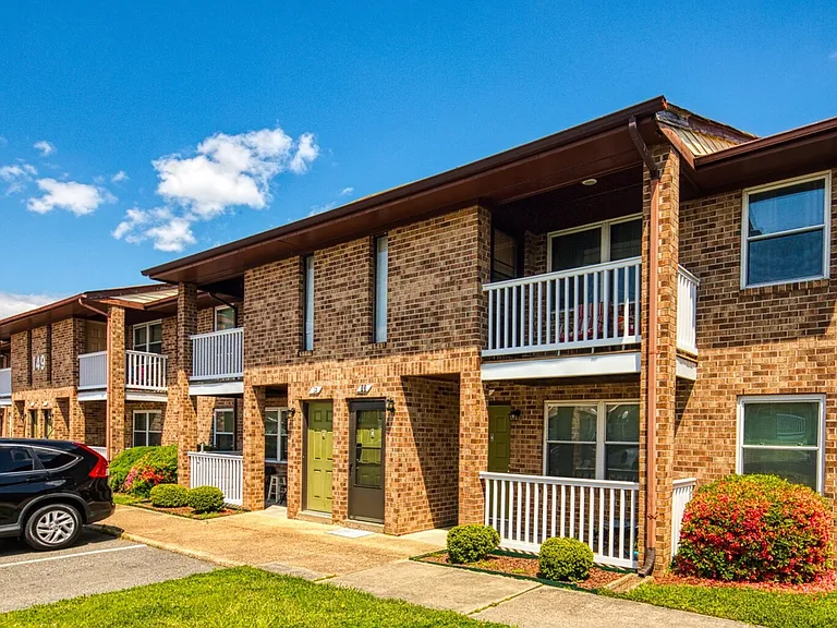 Coliseum Gardens Apartments — Photo 1