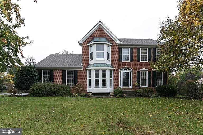 1st image of 815 Spring Knoll Dr