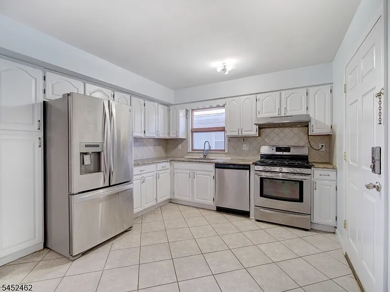 117 Burns Ave — Photo 2