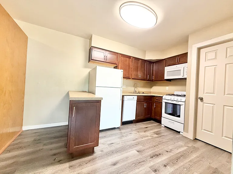Middleton Commons — Photo 36