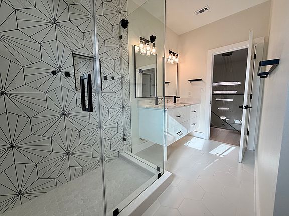5th image of 17207 Oak Cliff Cir