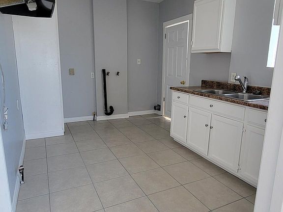 Kitchen with laundry hookups