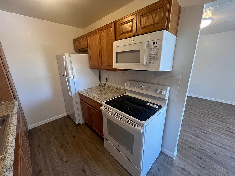 911 Alvarado Dr SE #4 — Photo 5