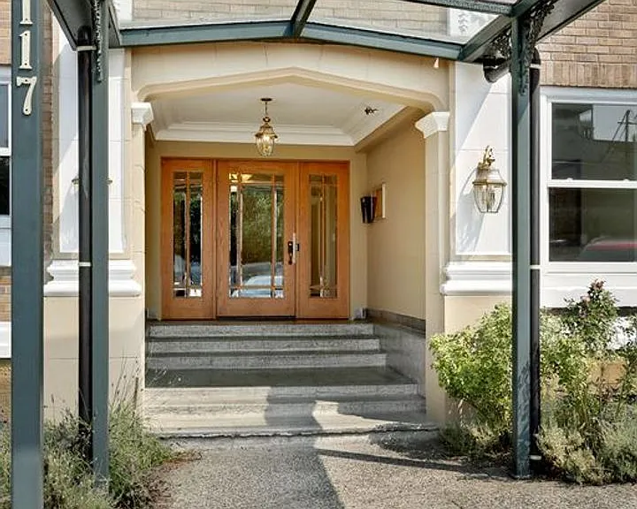 Townhouse Apartments — Photo 12