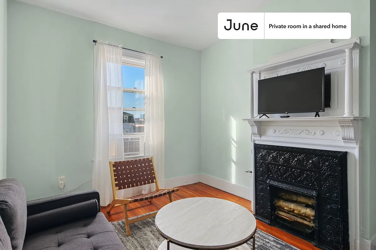 Twin bedroom in 4 bed/1.5 bath home in Allston #835 B — Photo 3