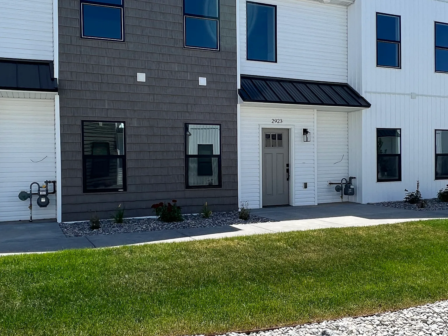 4 bed, 2.5 bath, 1857 sqft, $2,000 — Photo 1