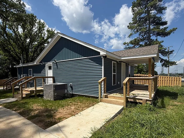 2108 Veterans Dr — Photo 1