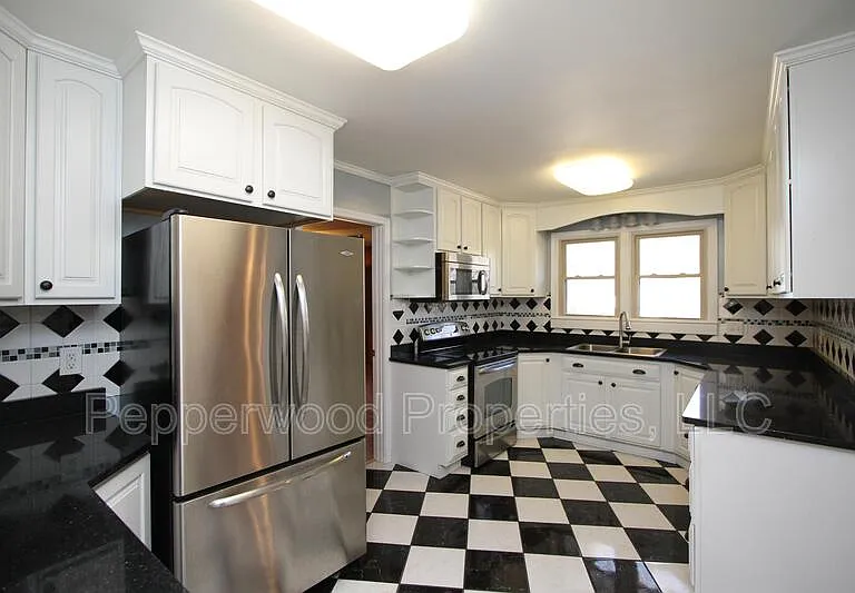 327 N Park Dr — Photo 15