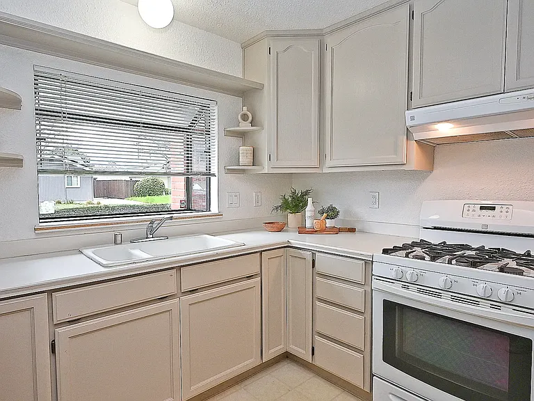312 Gloria Dr — Photo 6
