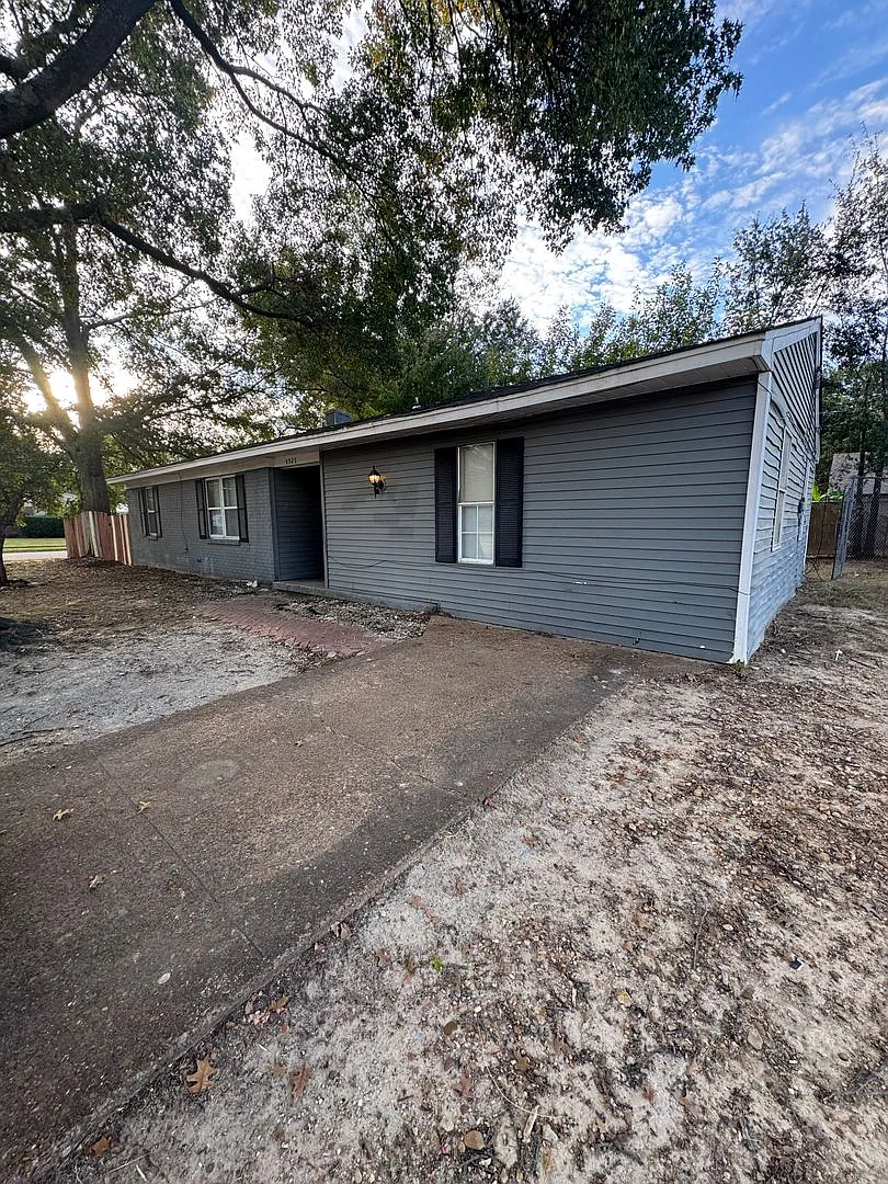 Welcome to 4523 E. Mallory Ave! — Photo 2