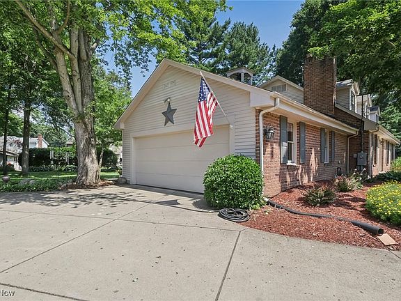 2nd image of 422 Glenwoods Ct