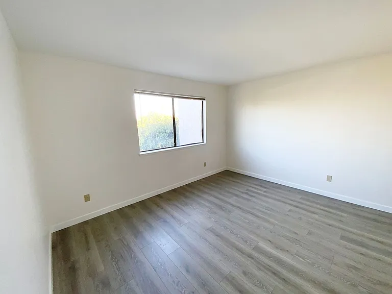 80 Kingston Ct W — Photo 19
