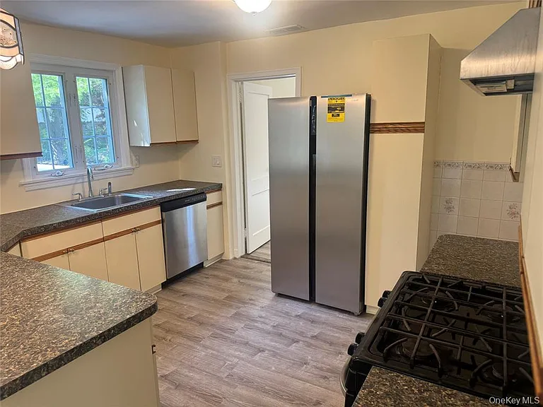 27 Keogh Ln — Photo 3