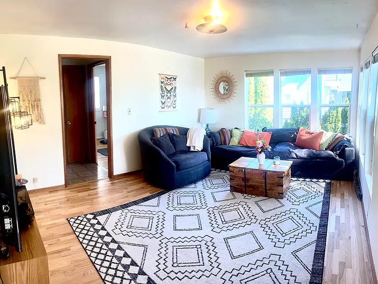 4411 Williams Ave W — Photo 3