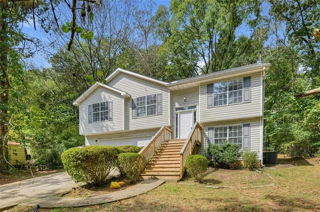3 bed, 2.0 bath, 1415 sqft, $2,040 — Photo 2