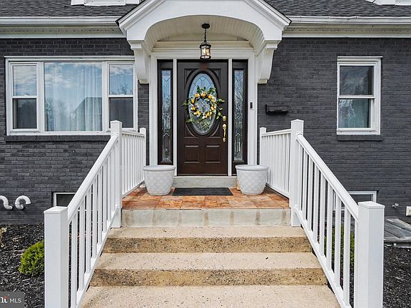 5th image of 117 W Areba Ave