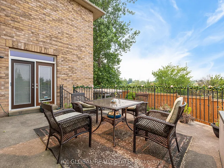 2395 Lyndhurst Dr — Photo 39