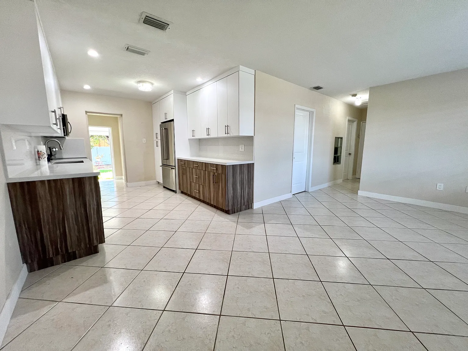 1175 W 33rd Pl — Photo 1