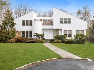 15 W Gate Rd, Pt Washington, NY 11050