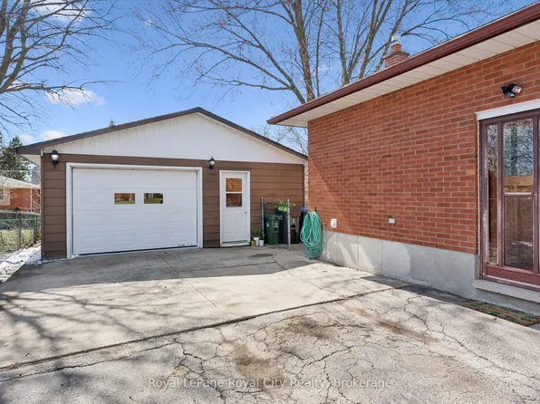 16 Kenwood Cres, Guelph, ON N1H 6E5