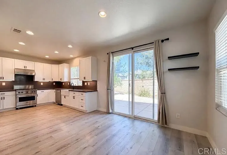3 bed, 8.0 bath, 1609 sqft, $2,800 — Photo 3