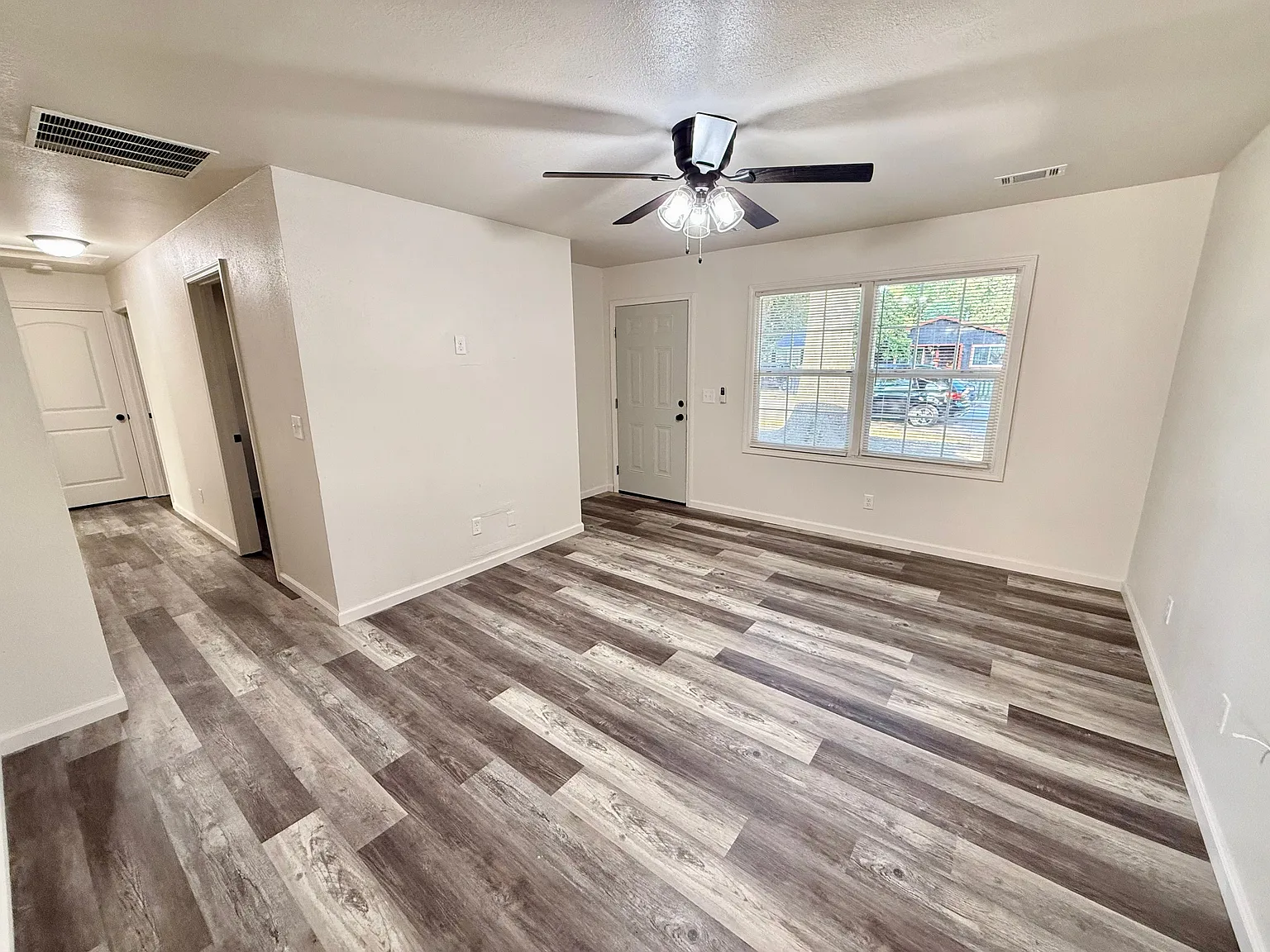 3 bed, 1.0 bath, 1008 sqft, $1,200 — Photo 3
