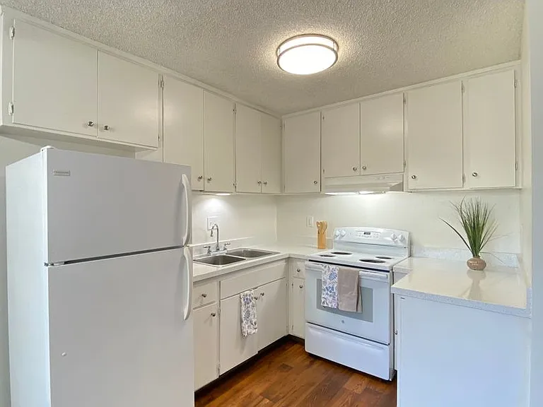 Oak Valley Apartments — Photo 10