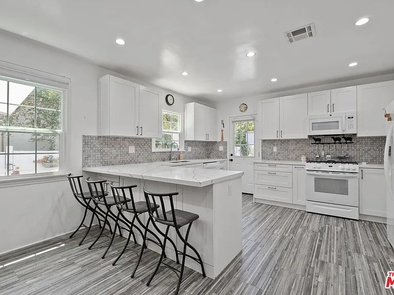 471 S Clark Dr — Photo 9