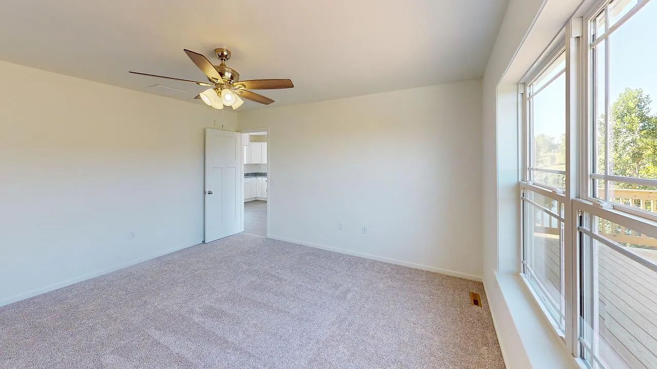 4 bed, 2.5 bath, 1994 sqft, $2,400 — Photo 3
