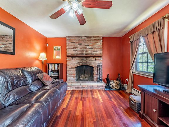 3rd image of 34 Oakhill Avenue