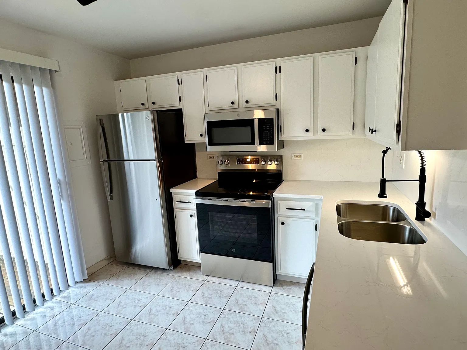 2 bed, 988 sqft, $2,100 — Photo 2